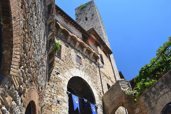 Medieval Gateway to San Gimignano – A Timeless Entrance to Tuscany’s Hilltop Gem